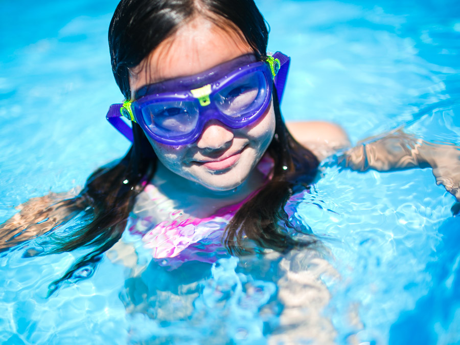 swim-girl-goggles